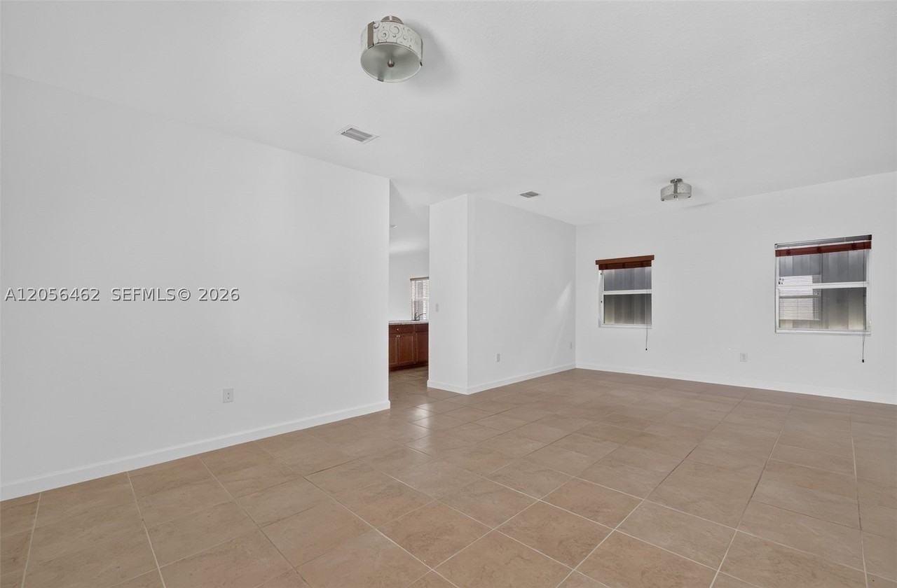 236 Se 32nd Ave - Photo 5 of 23
