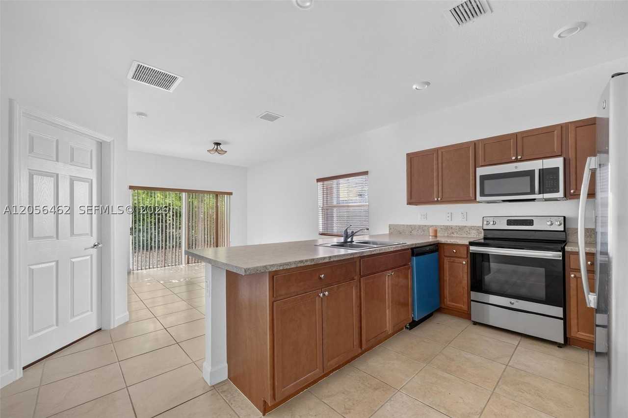 236 Se 32nd Ave - Photo 7 of 23