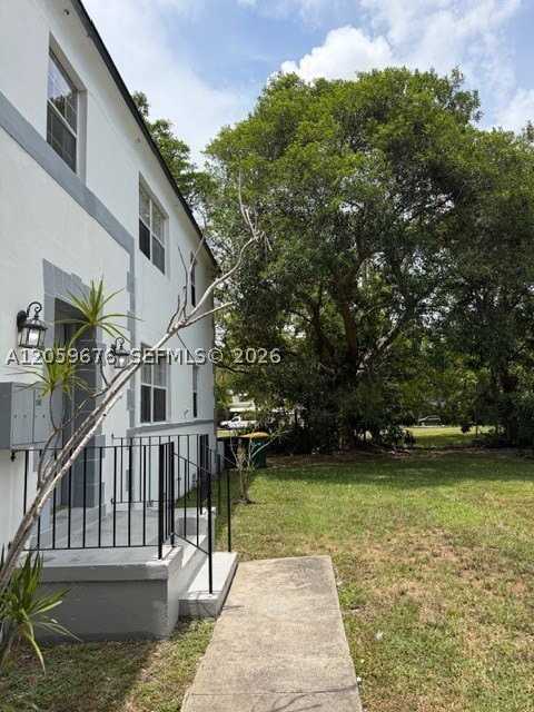 15 Sidonia Ave #3 - Photo 4 of 25