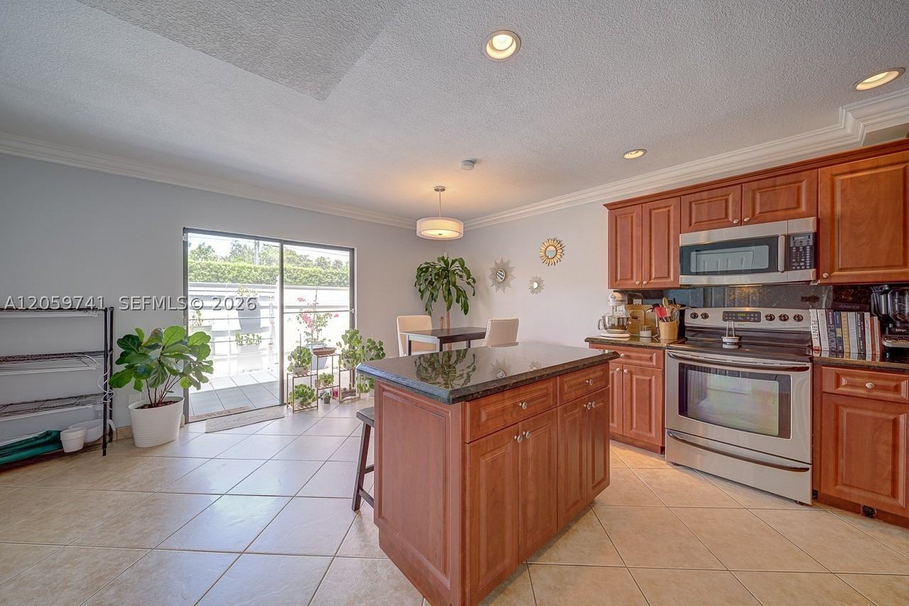 5555 Sw 67th Ave #106 - Photo 6 of 25