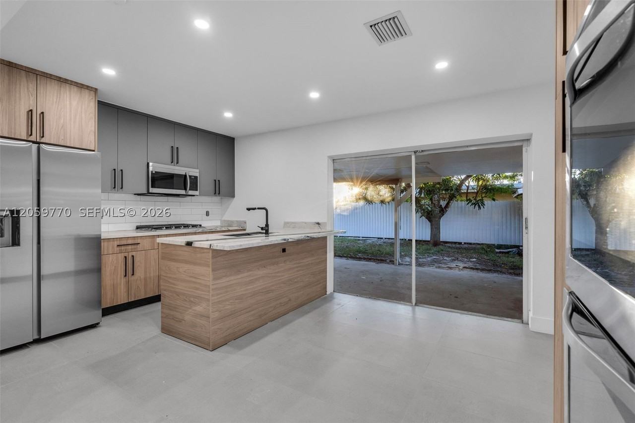 730 Nw 77th Way - Photo 4 of 15
