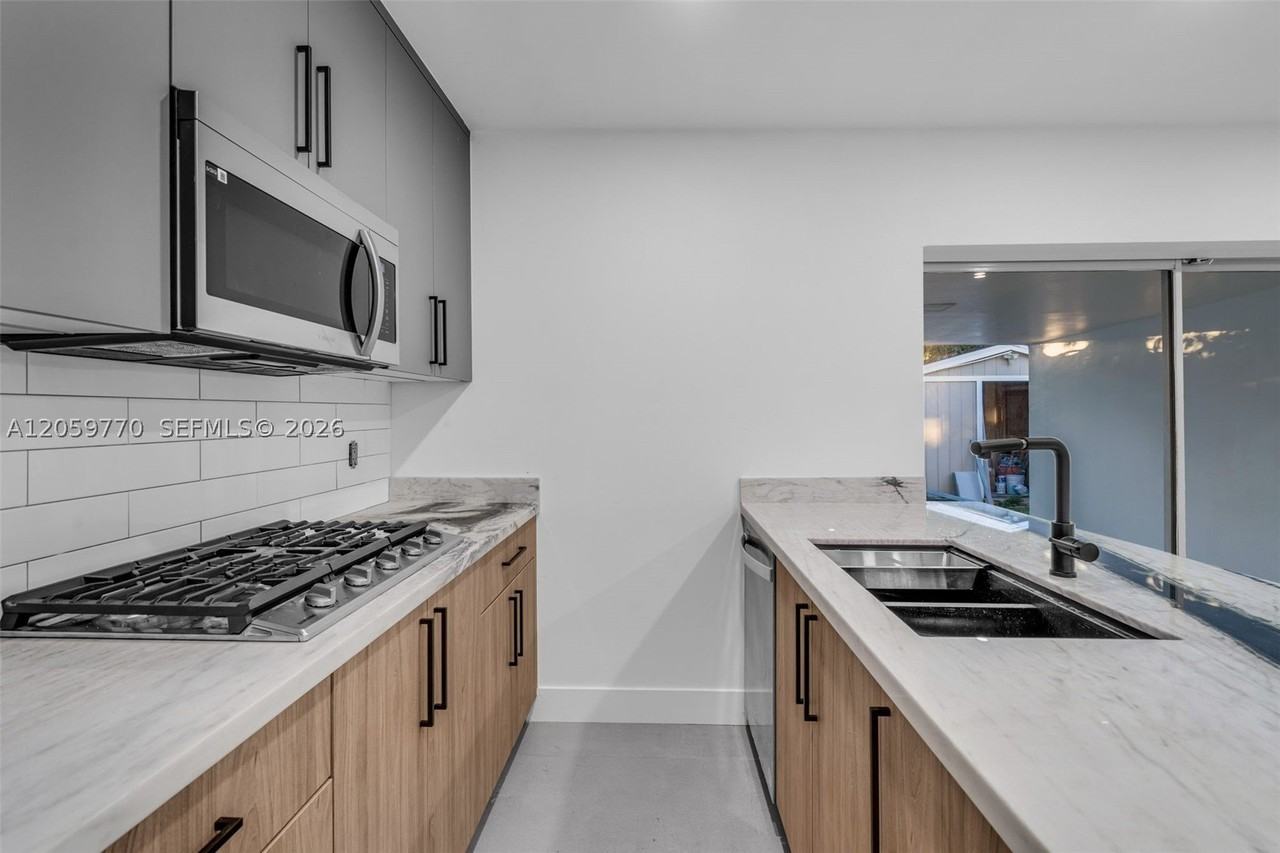 730 Nw 77th Way - Photo 5 of 15