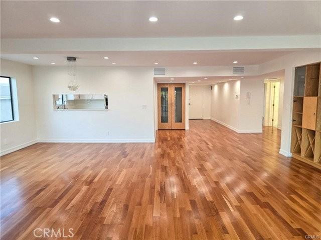 1310 Roxbury Dr #302 - Photo 2 of 8