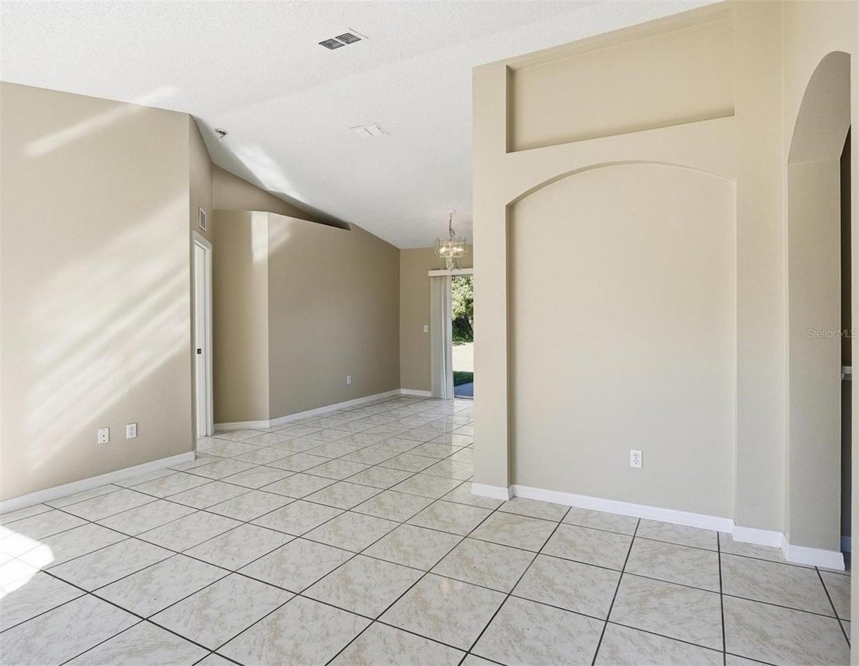 106 La Mancha Dr - Photo 3 of 40