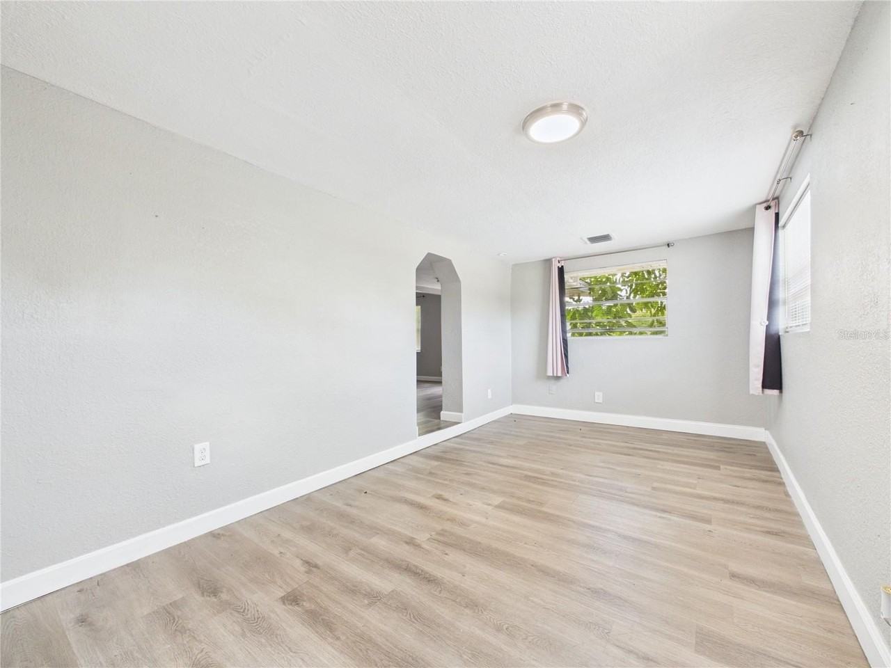 605 S Disston Ave - Photo 3 of 23
