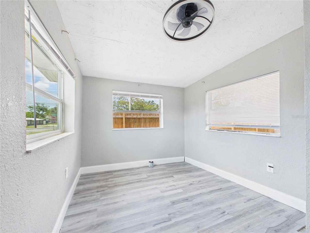 605 S Disston Ave - Photo 4 of 23