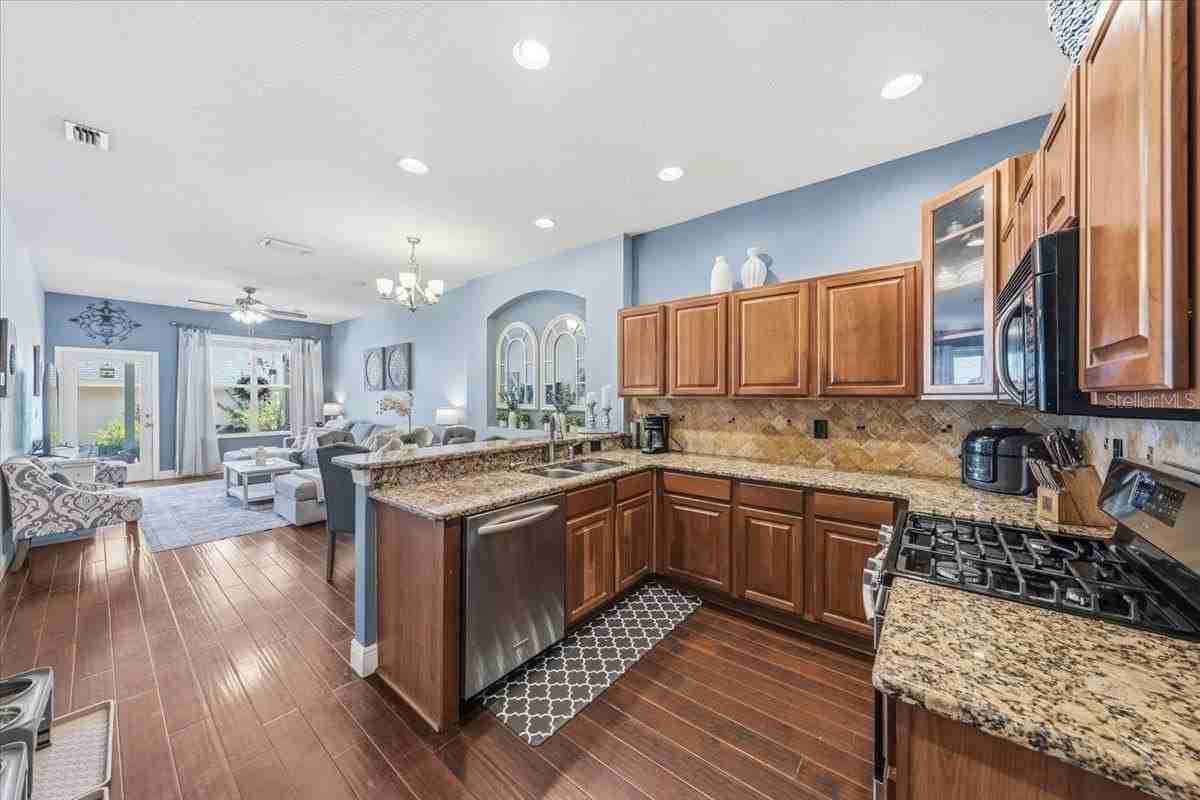 9606 Royce Dr - Photo 5 of 32