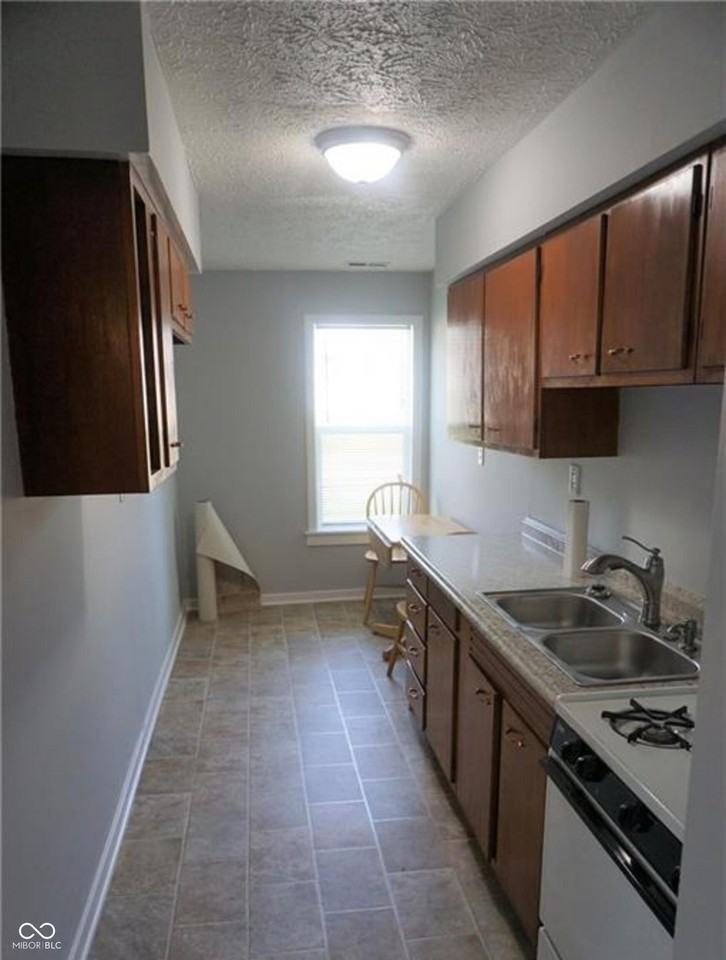 33 1/2 Miley Ave - Photo 4 of 6