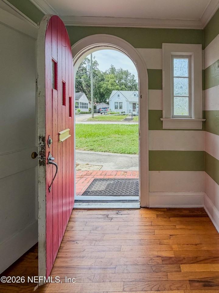 1031 Inwood Ter - Photo 3 of 15