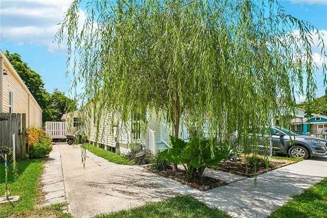 1611 Hollygrove St - Photo 2 of 16