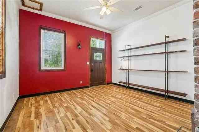 1611 Hollygrove St - Photo 3 of 16