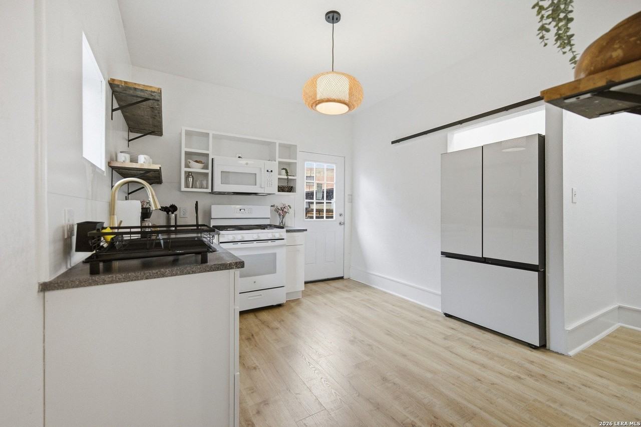 115 W Highland Blvd - Photo 7 of 18