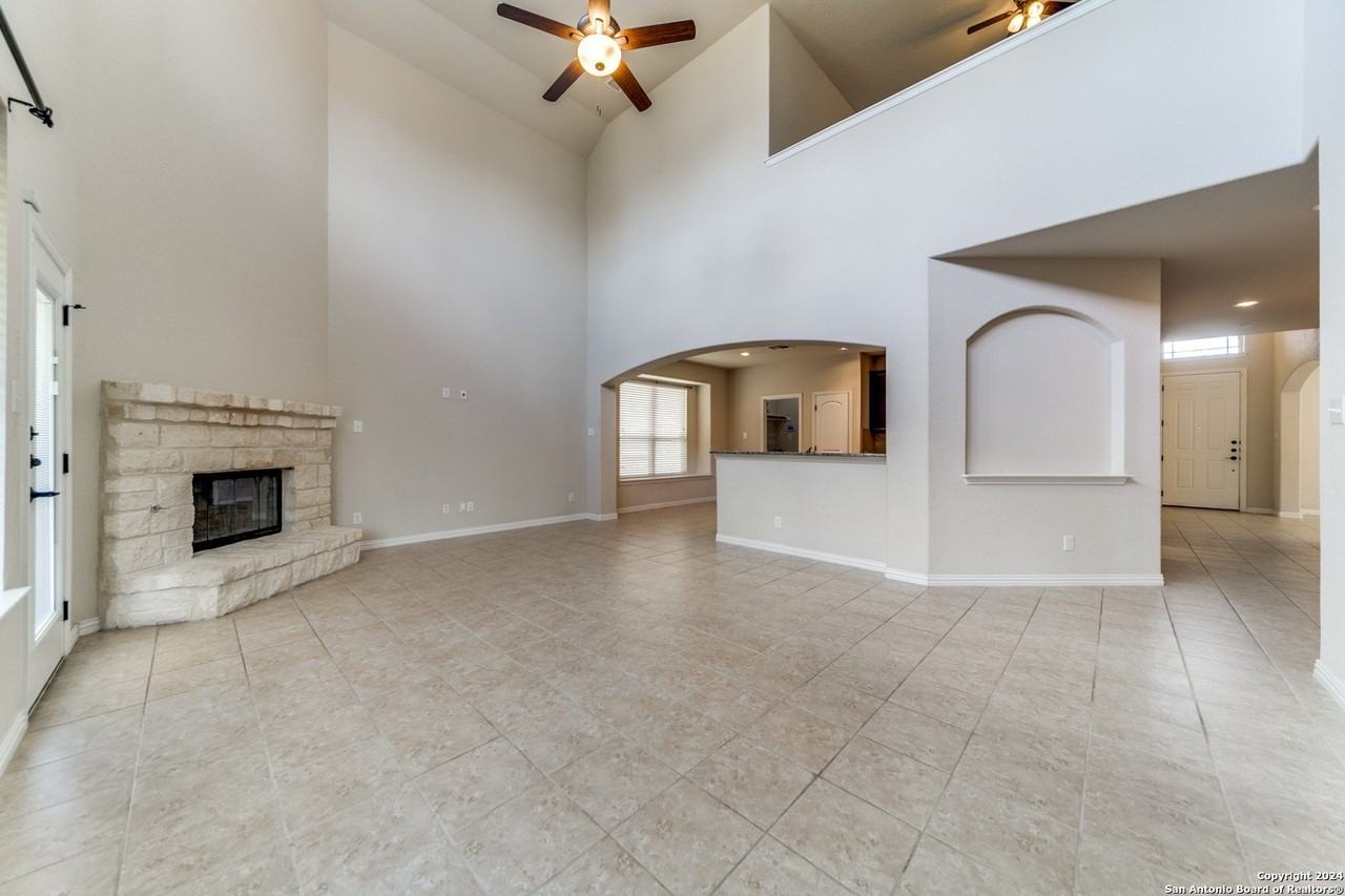 111 Dovetail St - Photo 4 of 12