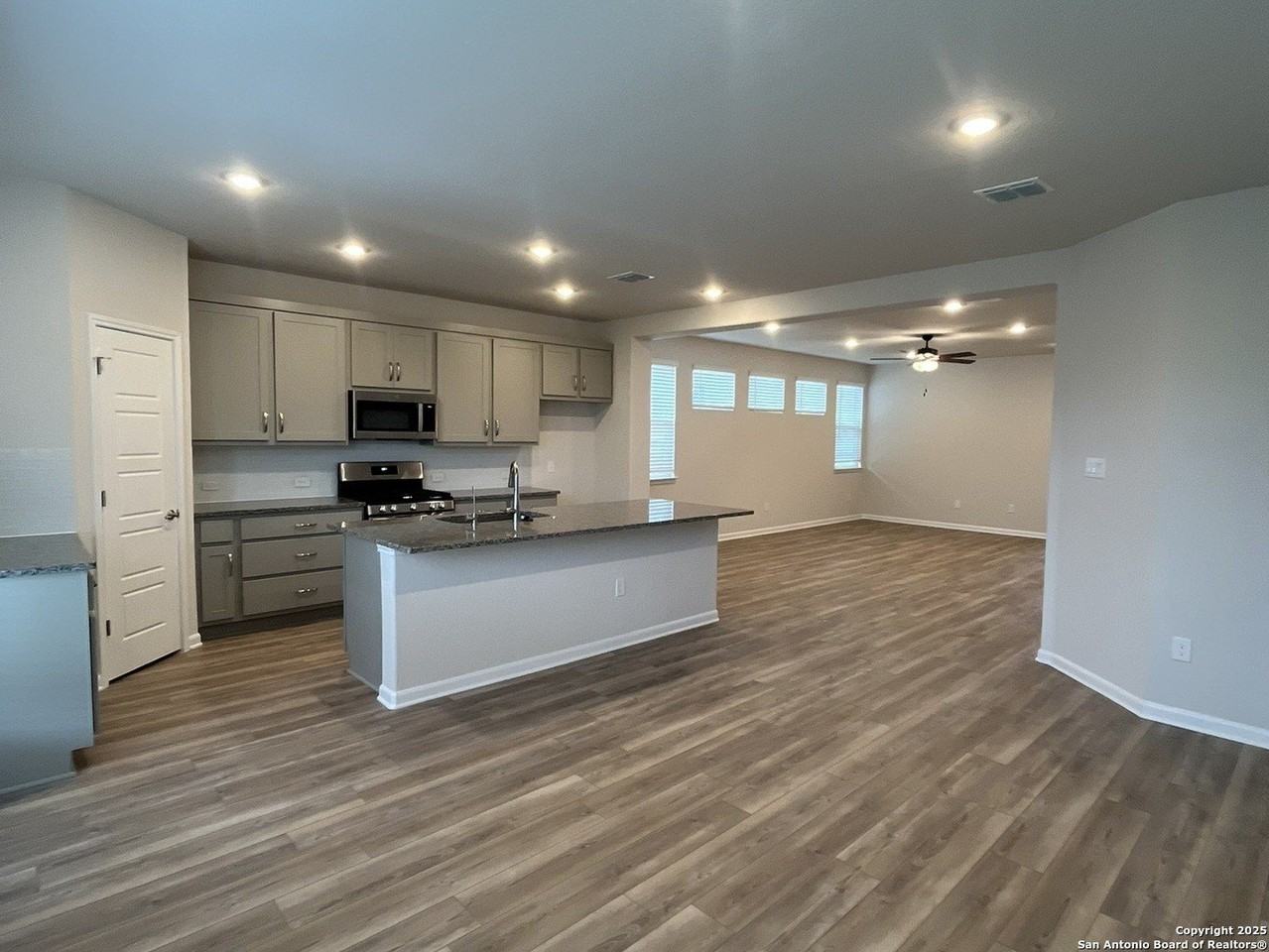 8234 Sunrise Gln - Photo 3 of 13