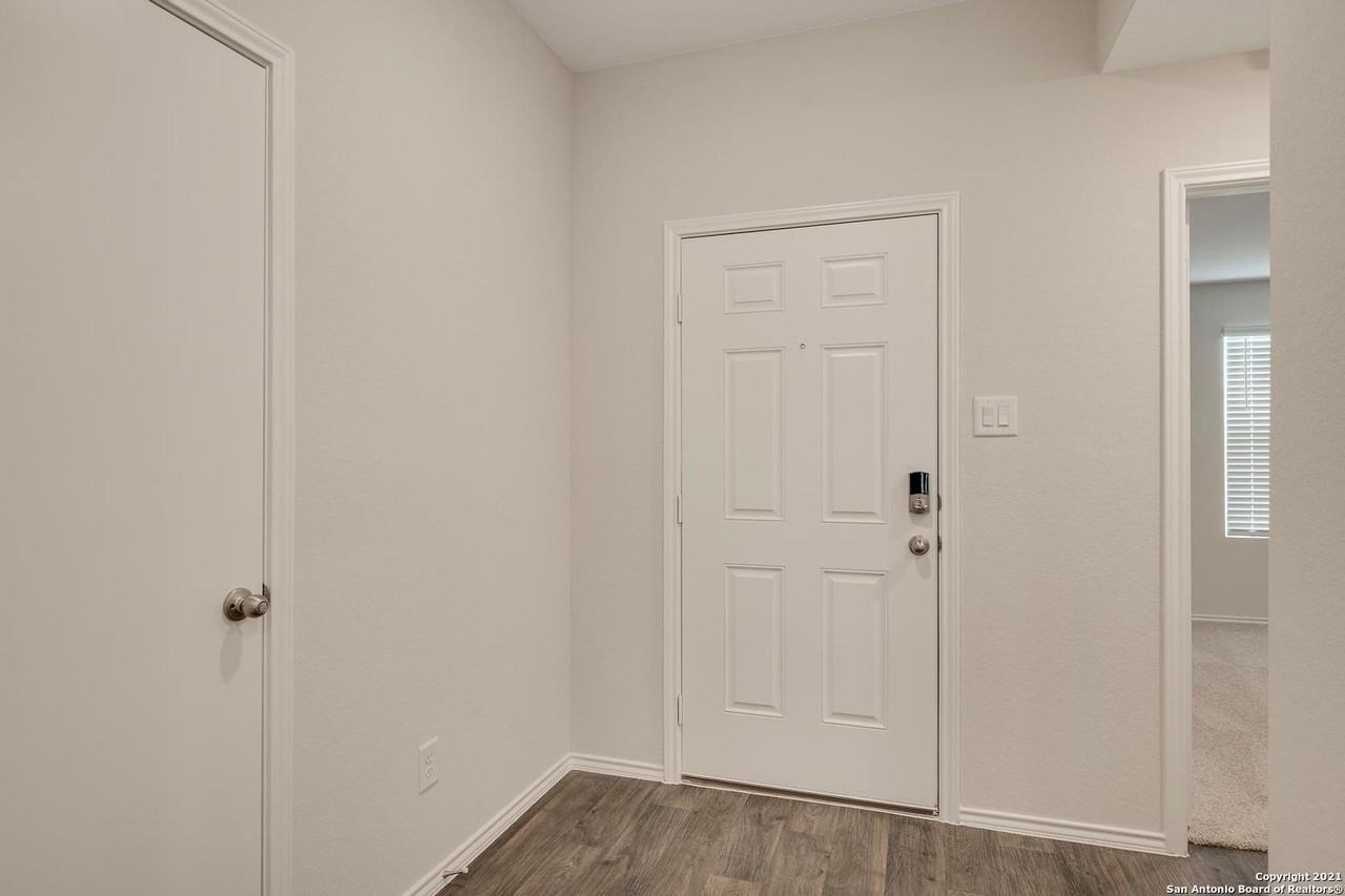 728 Armadillo Dr - Photo 4 of 28