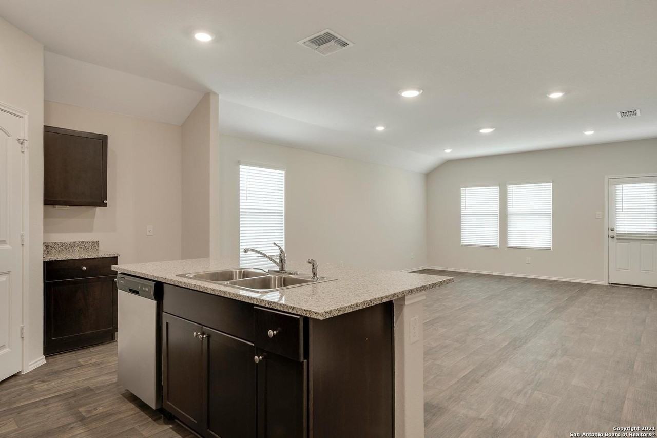 728 Armadillo Dr - Photo 5 of 28