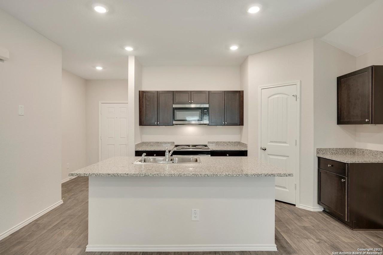728 Armadillo Dr - Photo 7 of 28