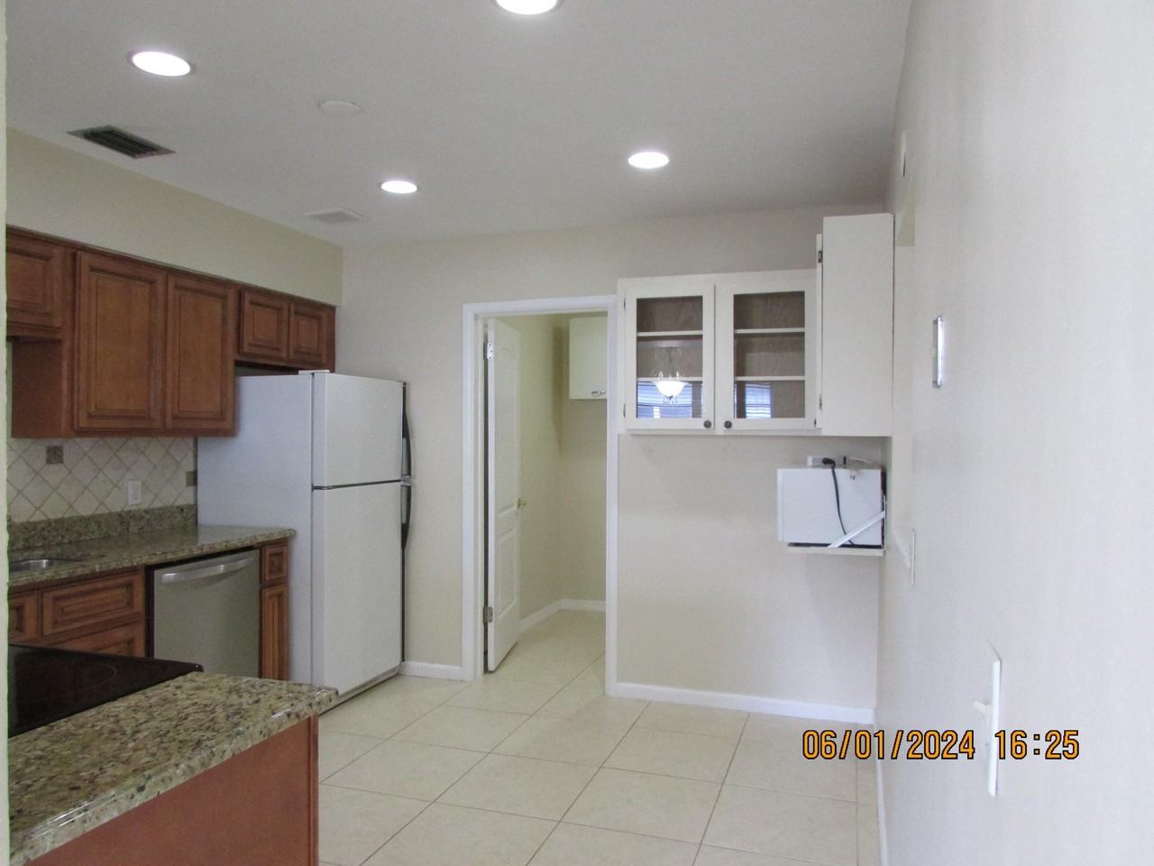 211 W Laila Dr - Photo 4 of 26