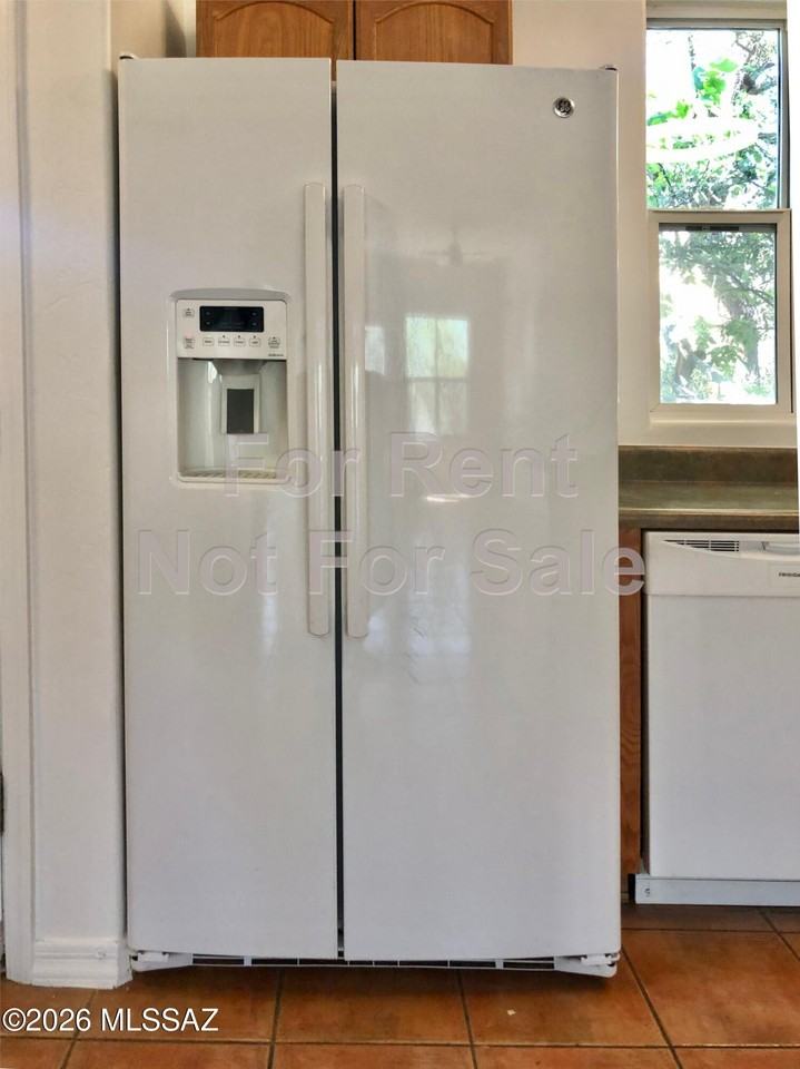 575 E Roger Rd - Photo 4 of 17