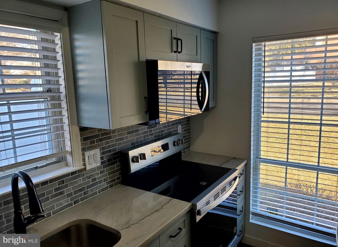 3 Banbury Ct - Photo 3 of 31