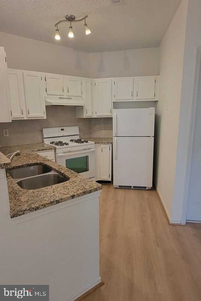 4401 Sedgehurst Dr #303 - Photo 5 of 13