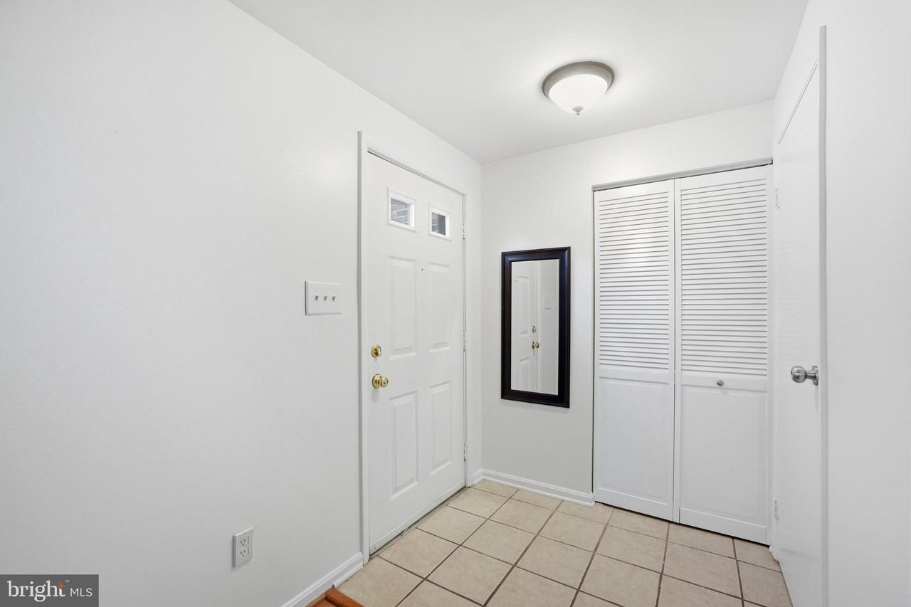 7998 Tyson Oaks Cir - Photo 3 of 17