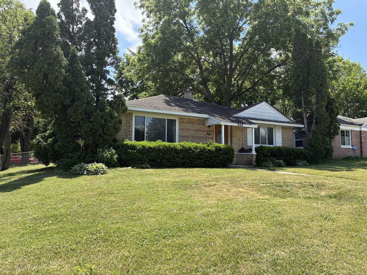 649 E Rockland Rd - Photo 2 of 14