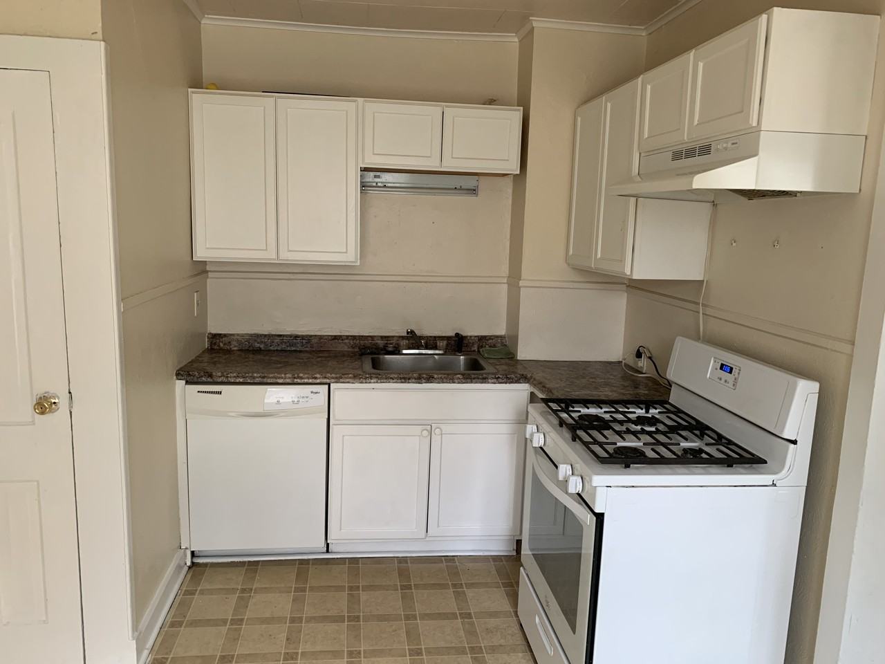 1009 Broad St #L - Photo 3 of 11