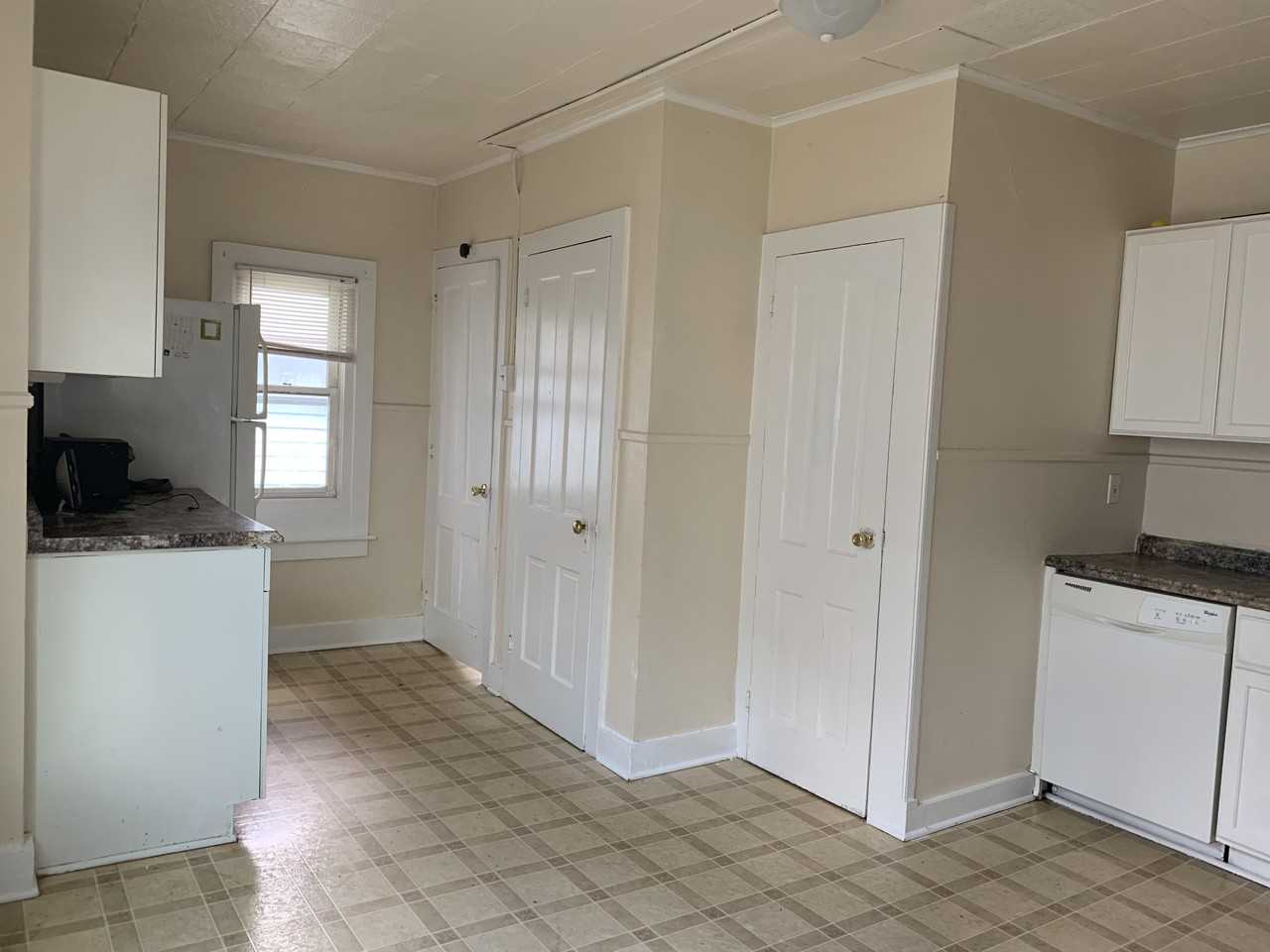 1009 Broad St #L - Photo 4 of 11