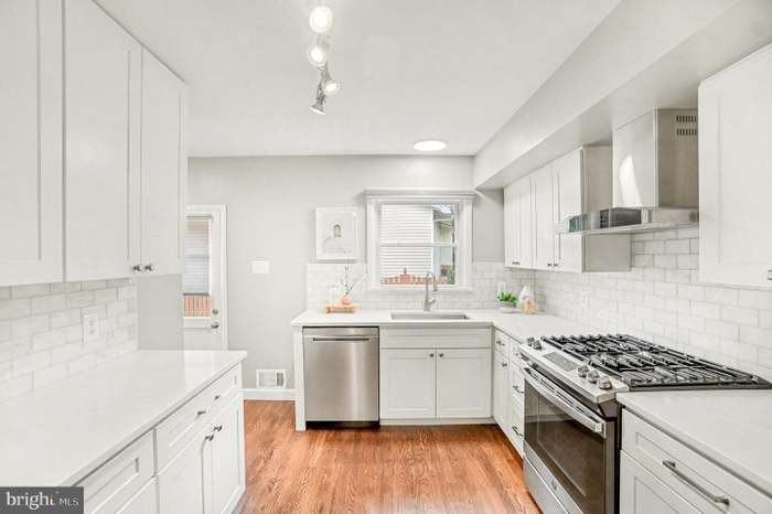 1009 Julian Place - Photo 5 of 7