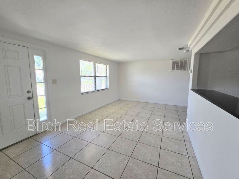 1247 Chelsea Ln - Photo 3 of 13