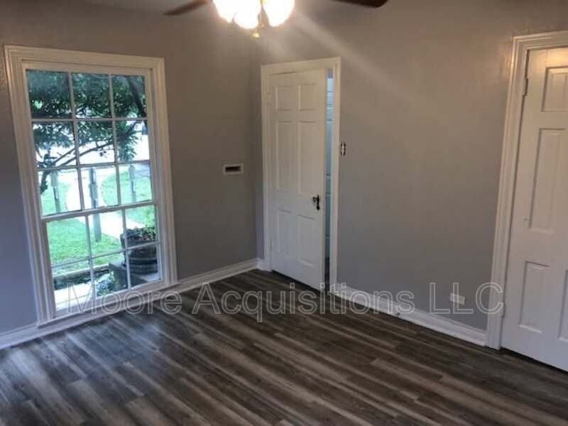 1113 W Walker St - Photo 2 of 7