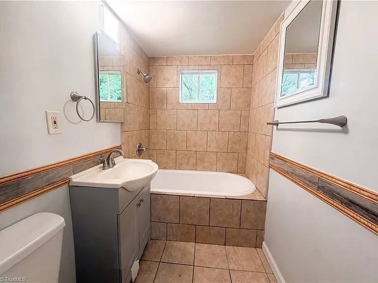 303 Woodbury Street - Photo 6 of 14