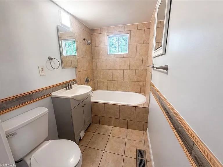 303 Woodbury Street - Photo 7 of 14