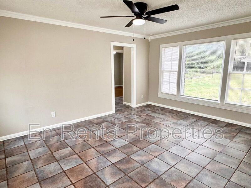601 W Beach St - Photo 3 of 20
