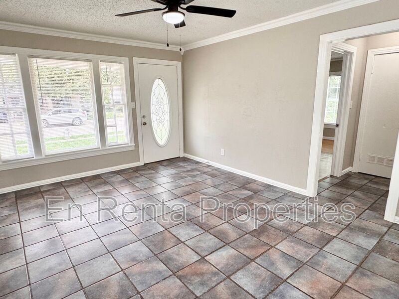 601 W Beach St - Photo 4 of 20