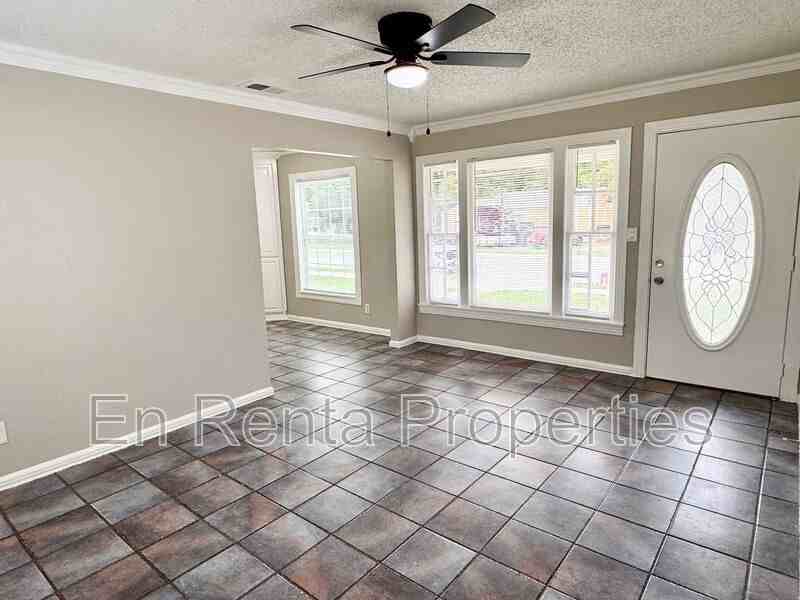 601 W Beach St - Photo 5 of 20