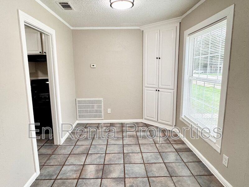 601 W Beach St - Photo 6 of 20