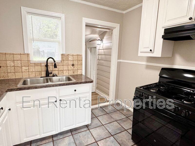 601 W Beach St - Photo 7 of 20