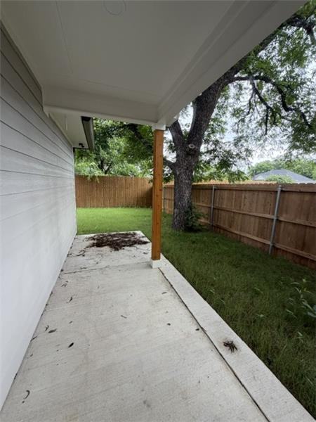303 Live Oak - Photo 3 of 25