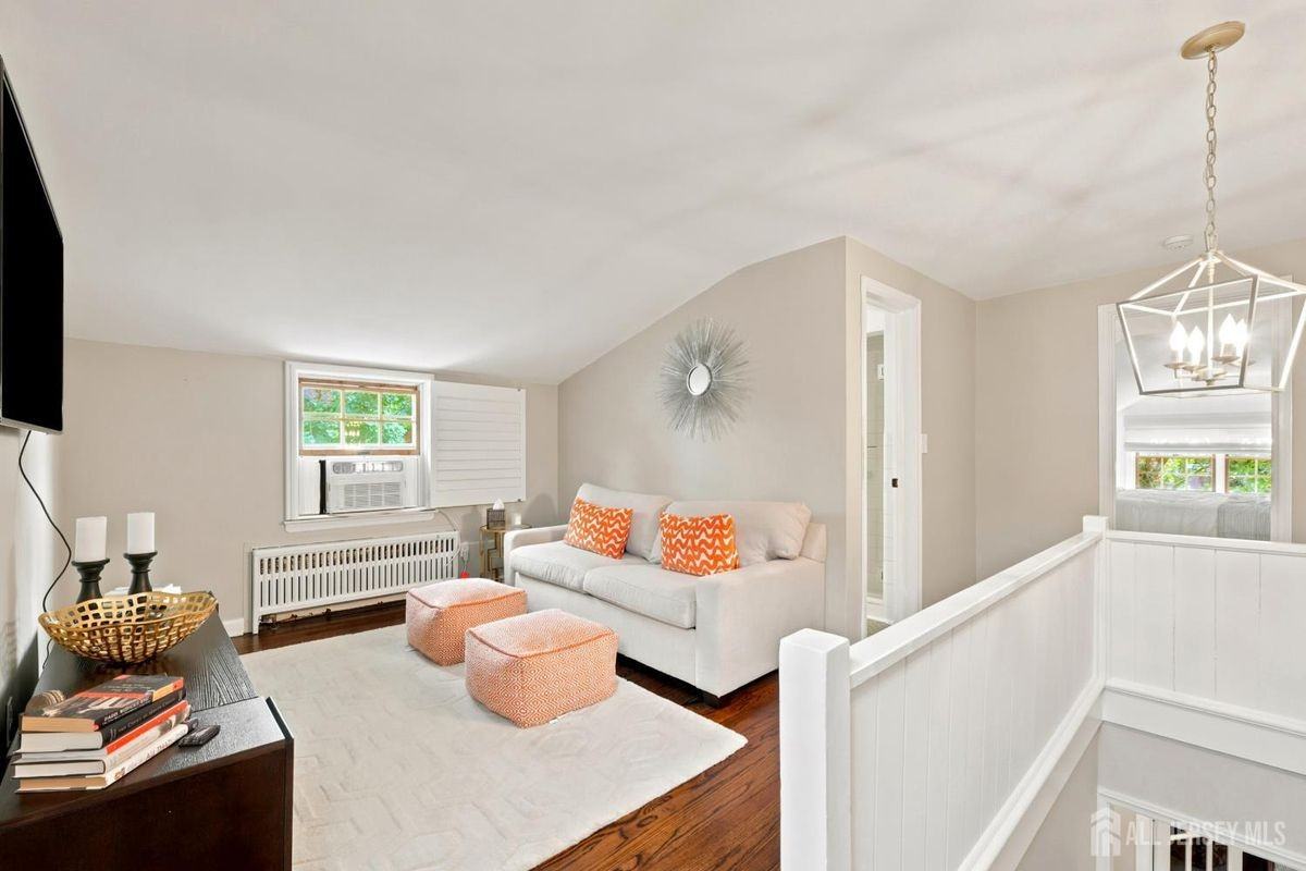 1434 Maplewood Ter - Photo 3 of 19