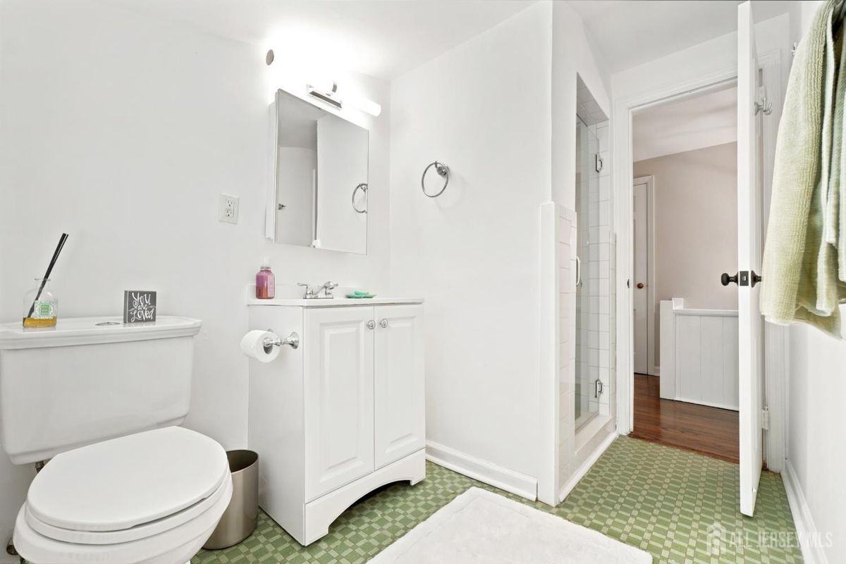 1434 Maplewood Ter - Photo 4 of 19