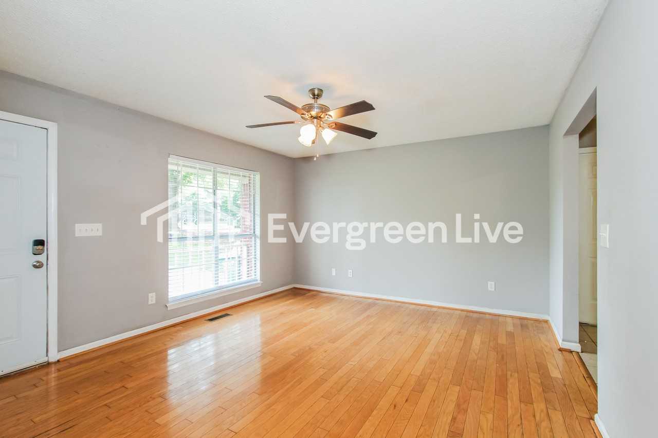 161 Buckingham Cir - Photo 3 of 15