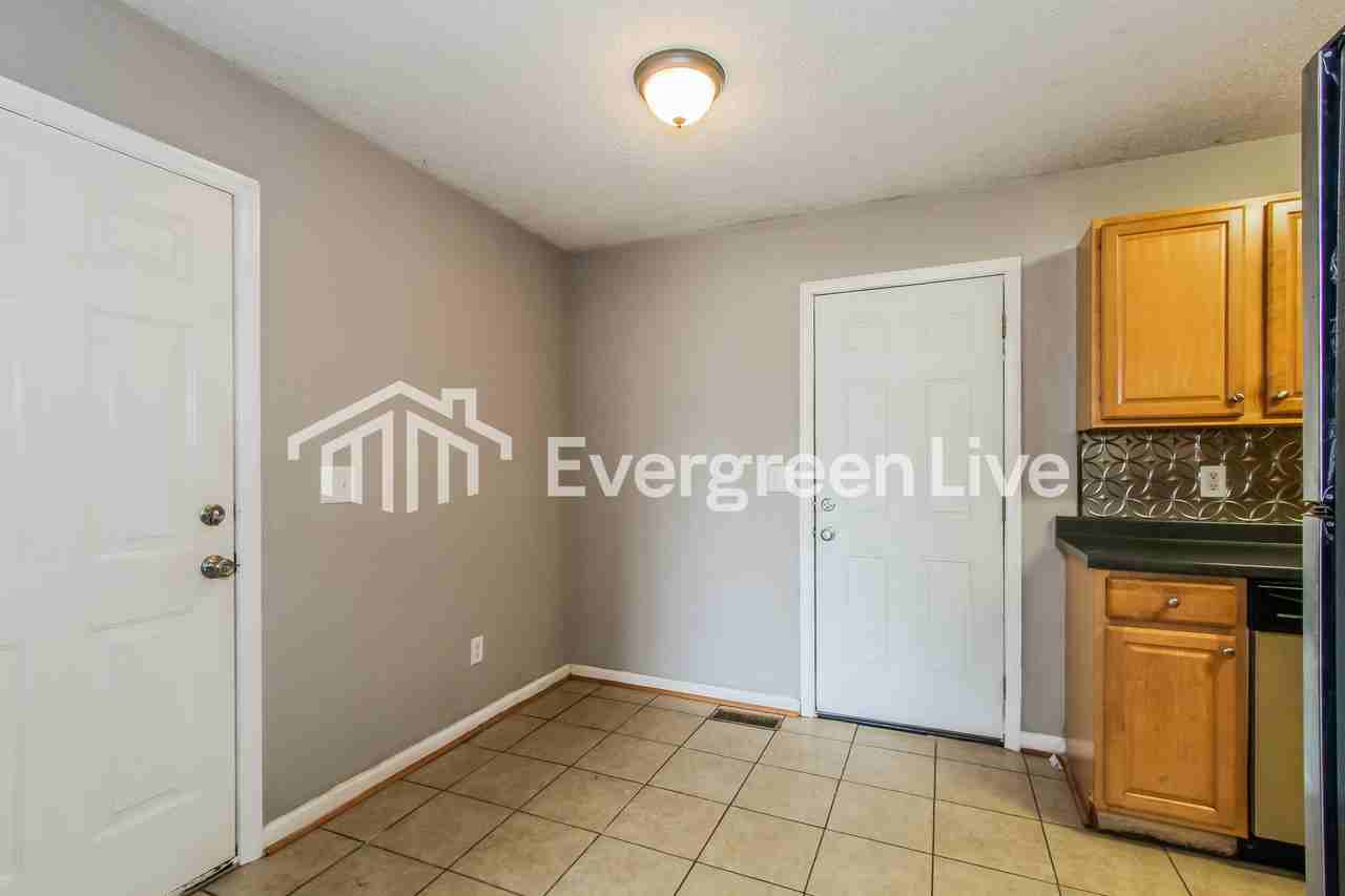 161 Buckingham Cir - Photo 4 of 15