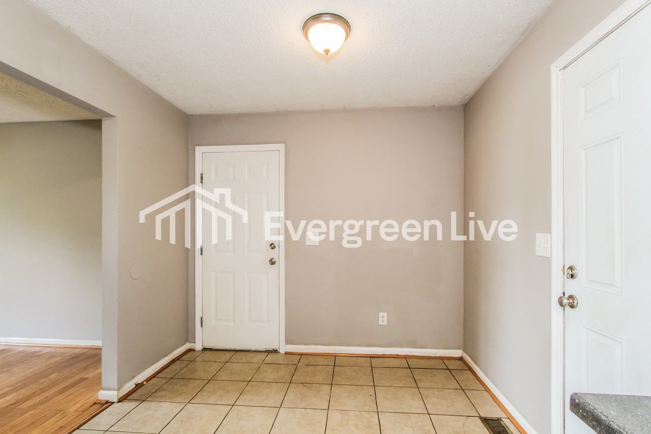 161 Buckingham Cir - Photo 5 of 15