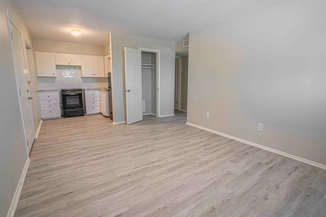 1202 S 4th St #1 - Photo 4 of 12