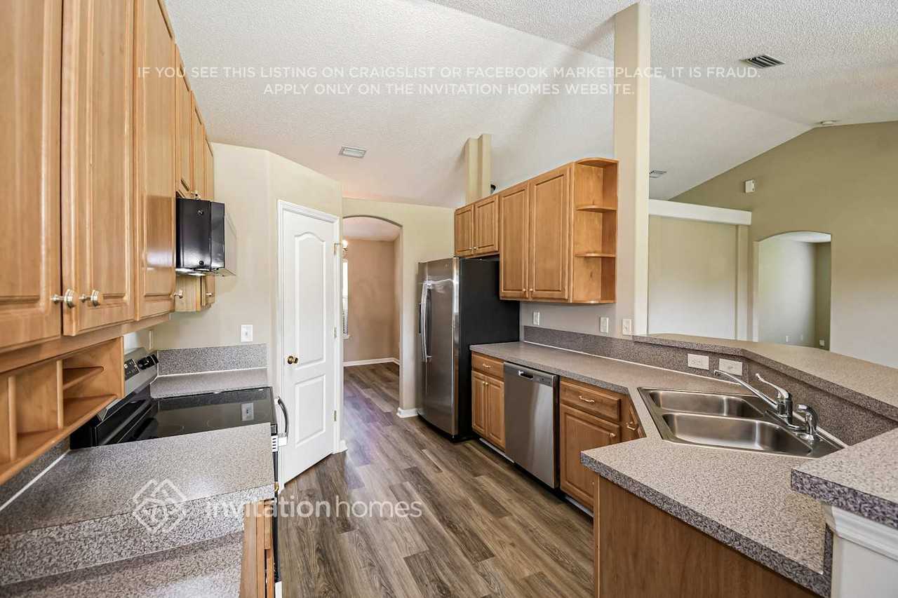 6886 Wall Springs Dr - Photo 5 of 17