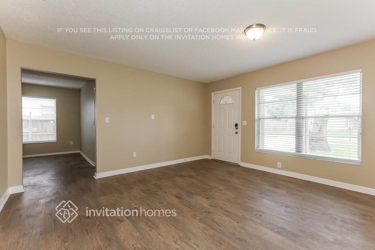 14008 Capitol Dr - Photo 4 of 17