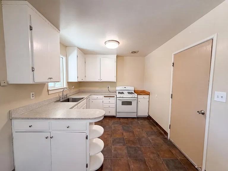 918 Harrison Avenue - Photo 6 of 10