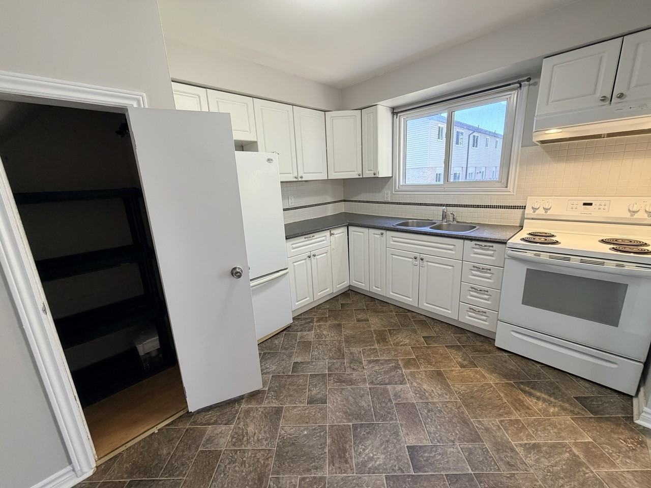 126-1095 Mississaga St. West - Photo 5 of 24